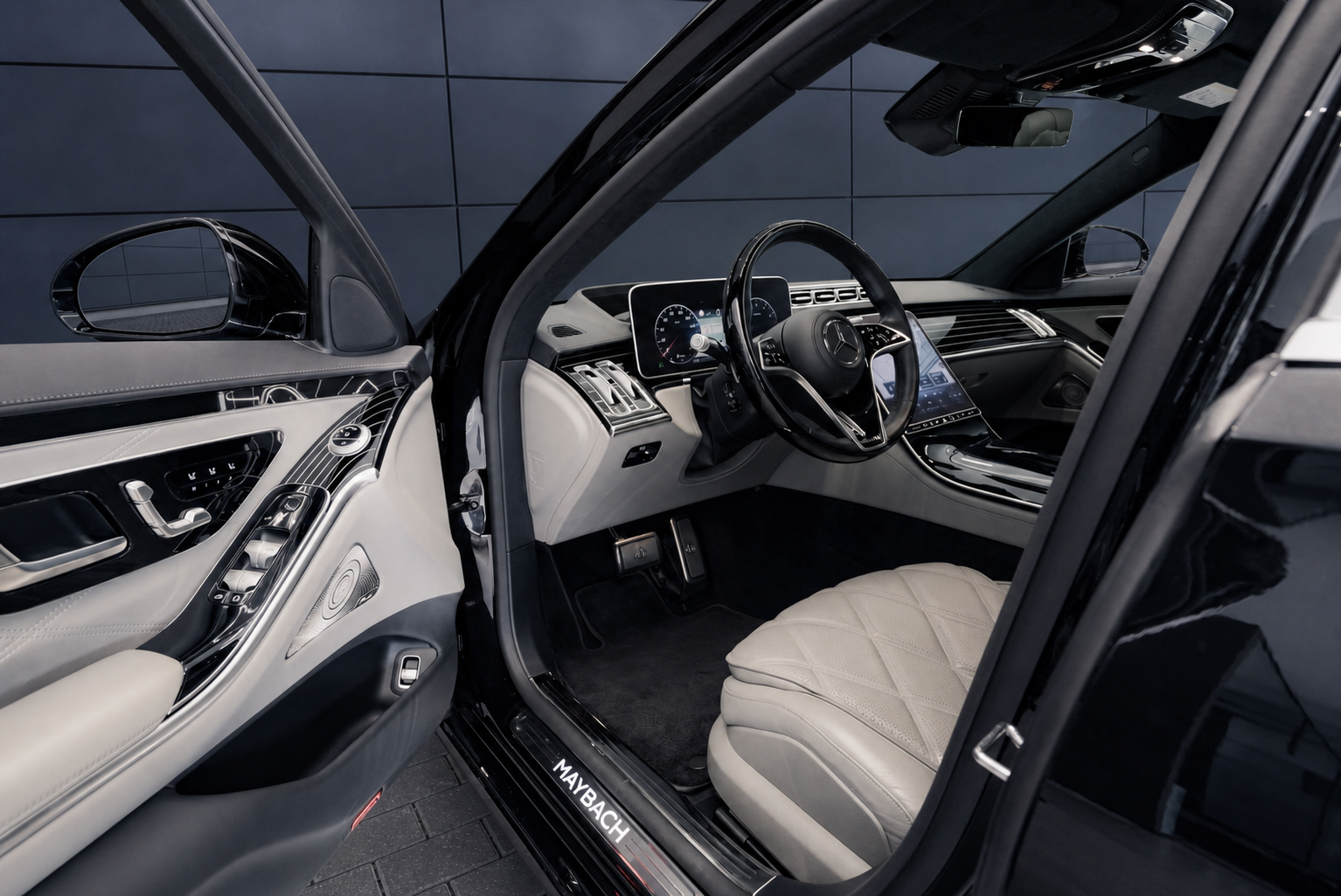 Wynajem Maybach Warszawa - luksusowe wnętrze i fotele First Class